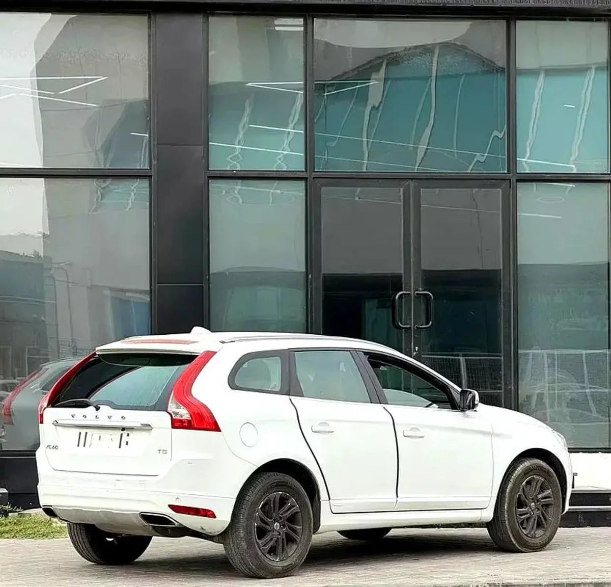 Volvo XC60 PREMIUM GCC Specs - Reliable Luxury SUV in Excellent Condition-7-0