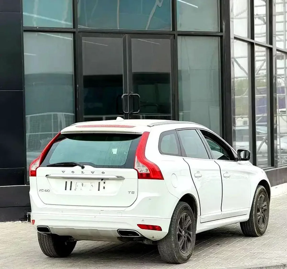 Volvo XC60 PREMIUM GCC Specs - Reliable Luxury SUV in Excellent Condition-8-0