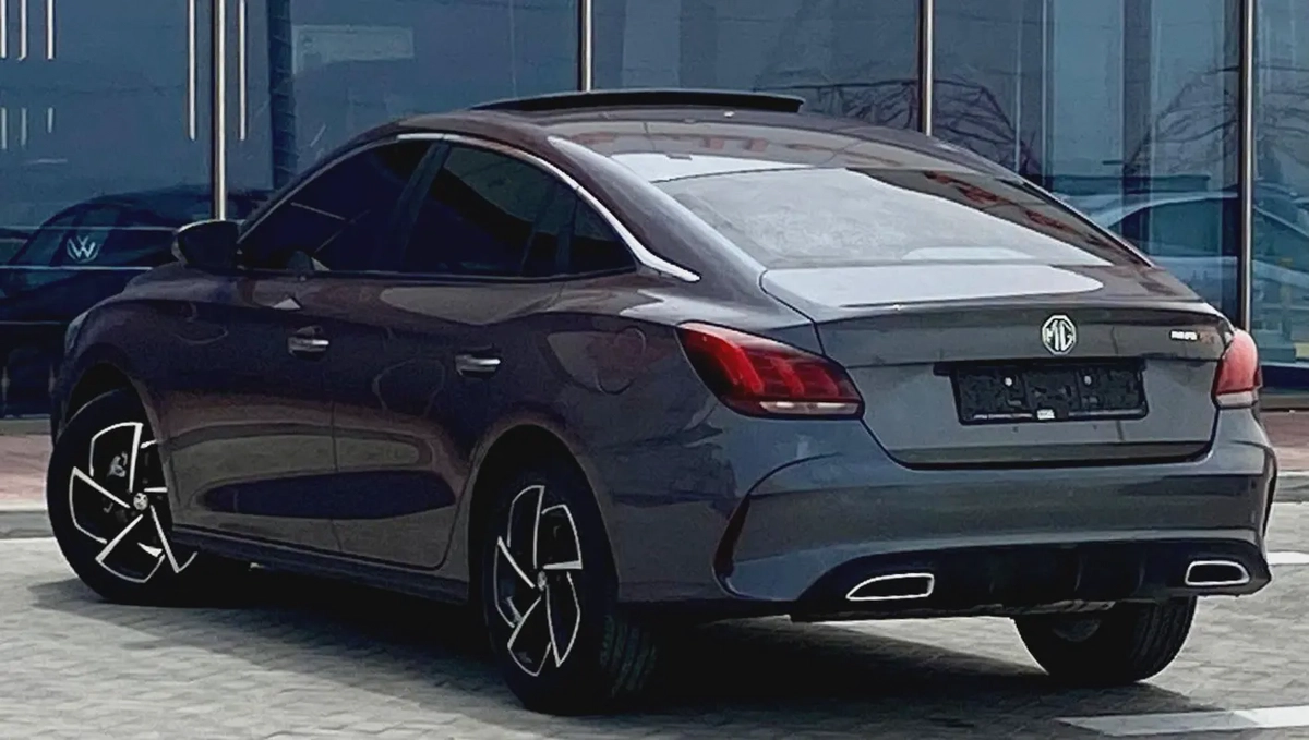 780-Monthly l GCC l Cruise, Sunroof, Leather Seats l Accident Free-3-3