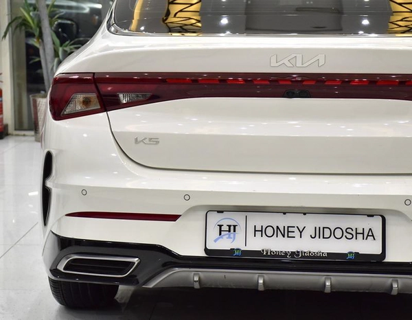KIA K5 ( 2023 Model ) in White Color GCC Specs