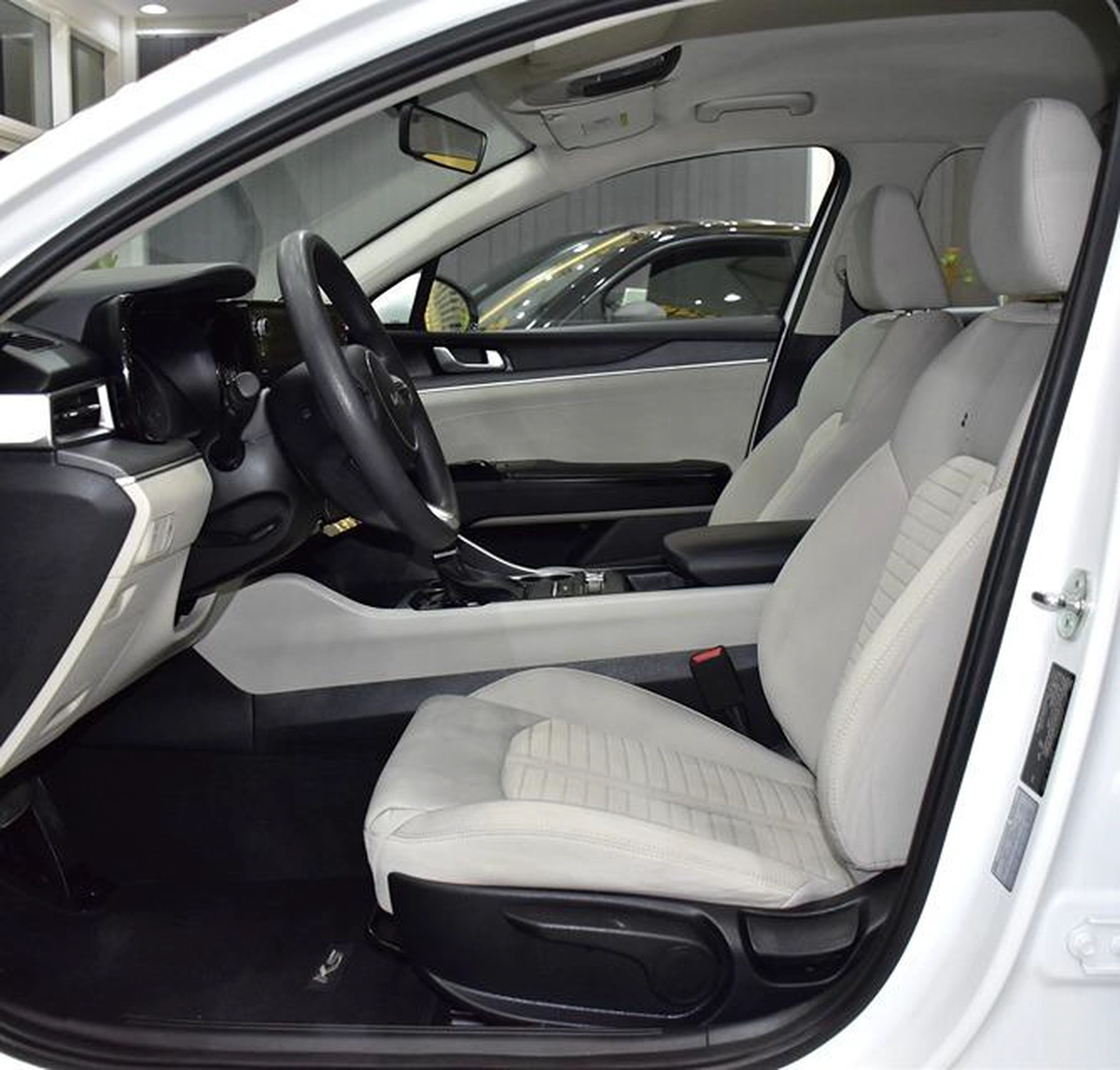 KIA K5 ( 2023 Model ) in White Color GCC Specs-12-12