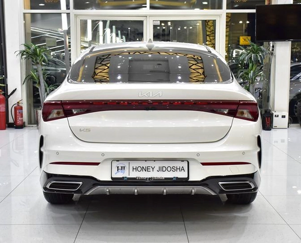 KIA K5 ( 2023 Model ) in White Color GCC Specs