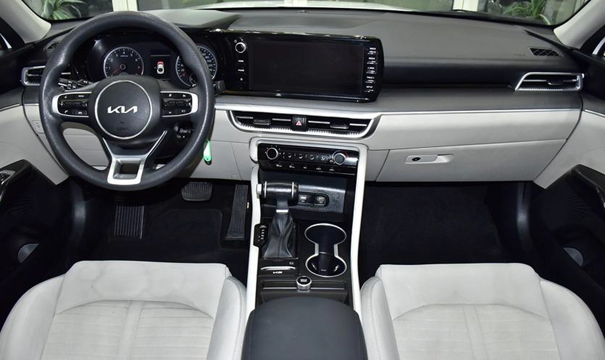 KIA K5 ( 2023 Model ) in White Color GCC Specs-4-4