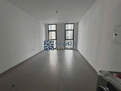 | Spacious Studio | Kitchen Appliances | Prime Location |-4
