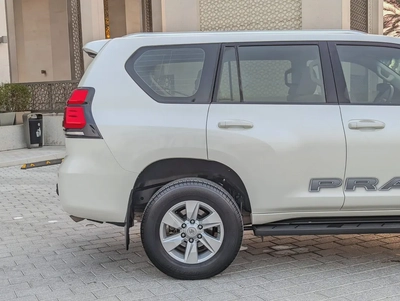 2023 TOYOTA PRADO V4 2.7L ORIGINAL PAINT ACCIDENT FREE LOW MILEAGE IN EXCELLENT CONDITION-12