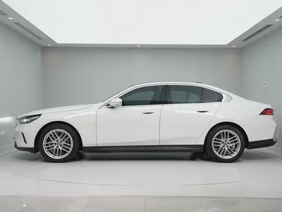 GCC specs from OFFICIAL DEALER BMW 520i | Perfect condition | LOW MILEAGE-1
