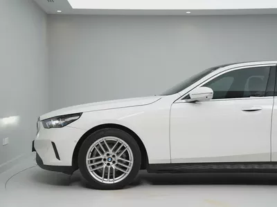 GCC specs from OFFICIAL DEALER BMW 520i | Perfect condition | LOW MILEAGE-2