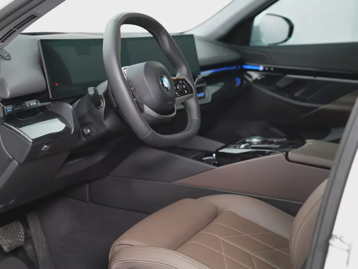 GCC specs from OFFICIAL DEALER BMW 520i | Perfect condition | LOW MILEAGE-10-10