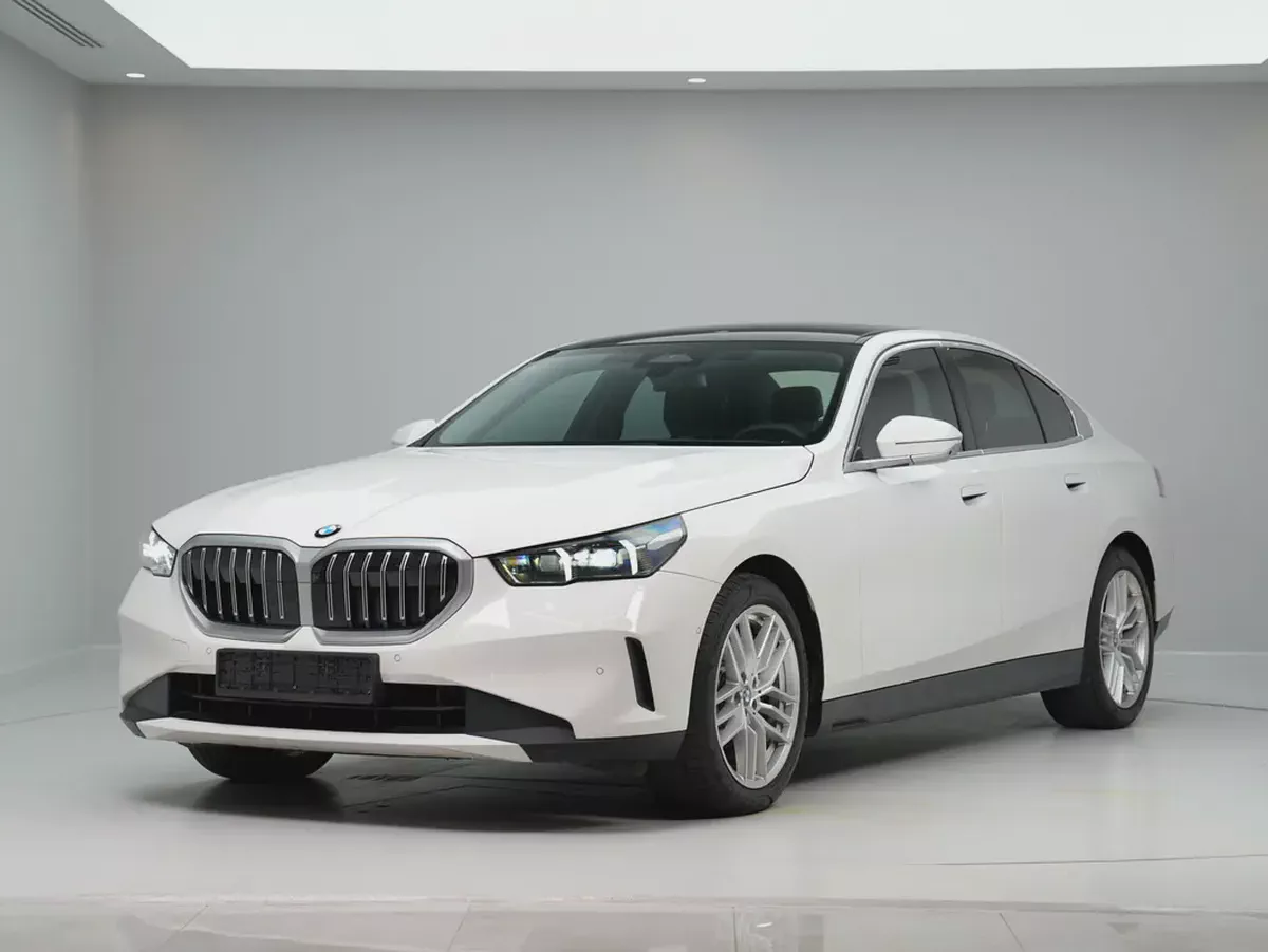 GCC specs from OFFICIAL DEALER BMW 520i | Perfect condition | LOW MILEAGE