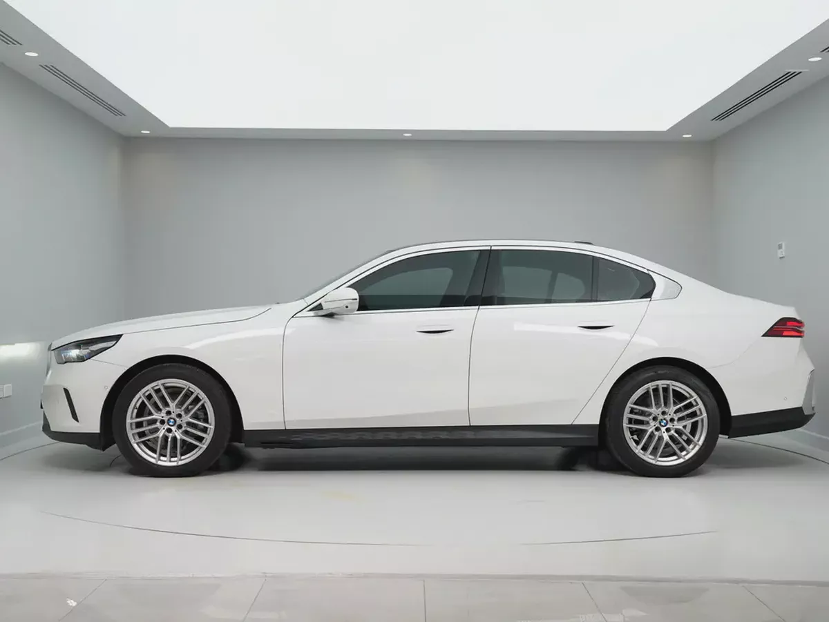 GCC specs from OFFICIAL DEALER BMW 520i | Perfect condition | LOW MILEAGE-1-1