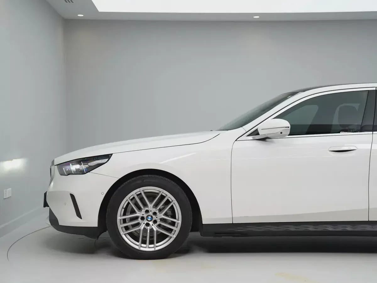 GCC specs from OFFICIAL DEALER BMW 520i | Perfect condition | LOW MILEAGE-2-2