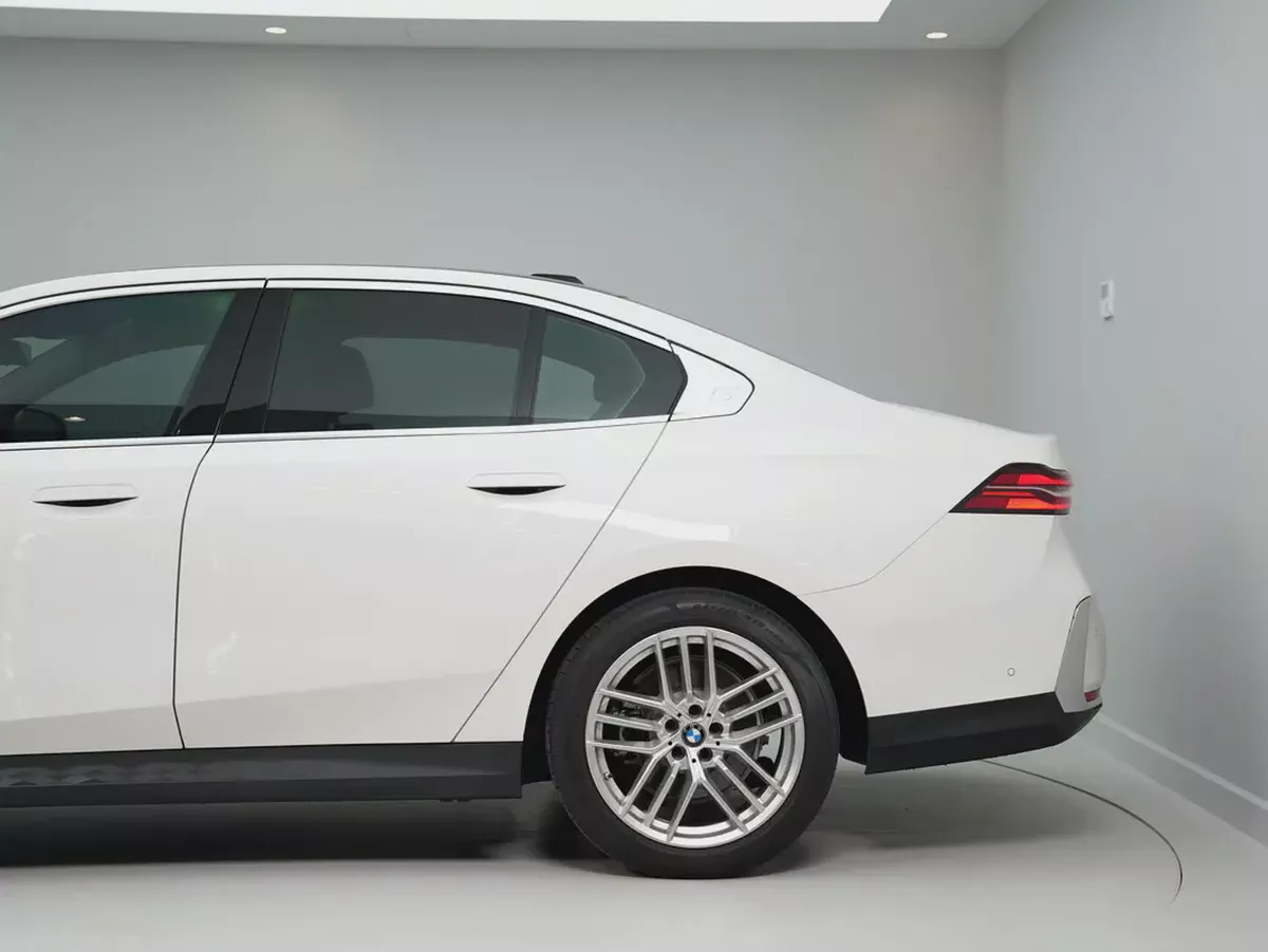 GCC specs from OFFICIAL DEALER BMW 520i | Perfect condition | LOW MILEAGE-3-3