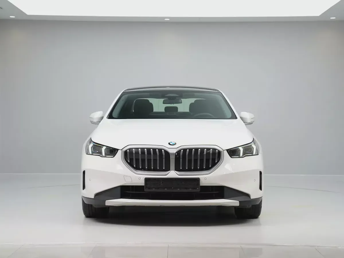 GCC specs from OFFICIAL DEALER BMW 520i | Perfect condition | LOW MILEAGE-4-4