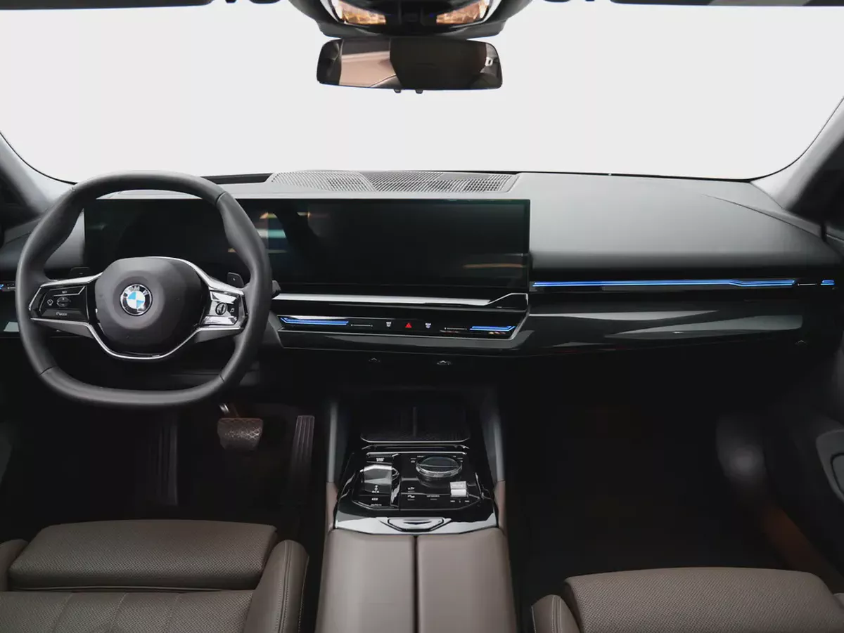 GCC specs from OFFICIAL DEALER BMW 520i | Perfect condition | LOW MILEAGE-7-7