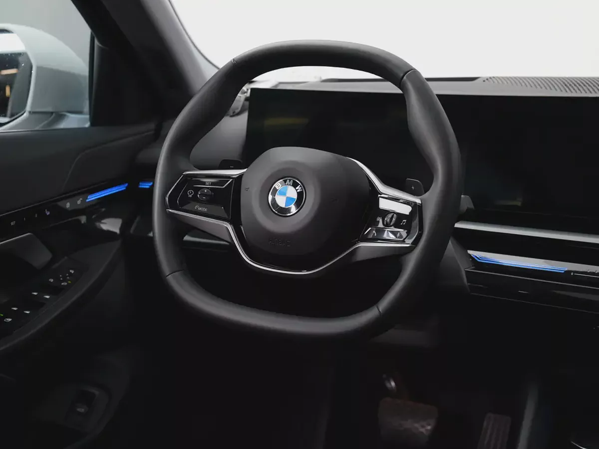 GCC specs from OFFICIAL DEALER BMW 520i | Perfect condition | LOW MILEAGE-8-8