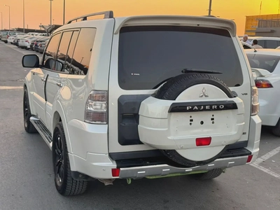Mitsubshi pajero 2010 whitecooor fullopshin calen car-9