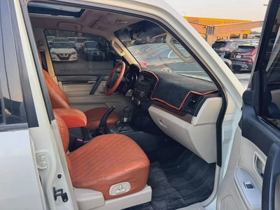 Mitsubshi pajero 2010 whitecooor fullopshin calen car-1