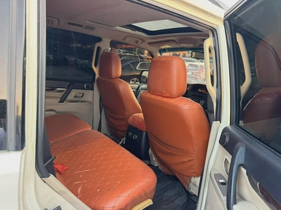 Mitsubshi pajero 2010 whitecooor fullopshin calen car-2