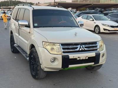 Mitsubshi pajero 2010 whitecooor fullopshin calen car-5