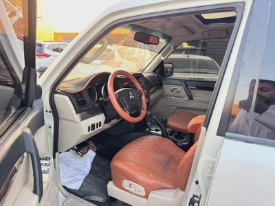 Mitsubshi pajero 2010 whitecooor fullopshin calen car-7