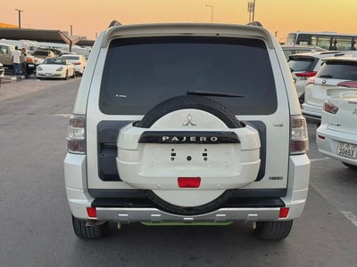 Mitsubshi pajero 2010 whitecooor fullopshin calen car-8