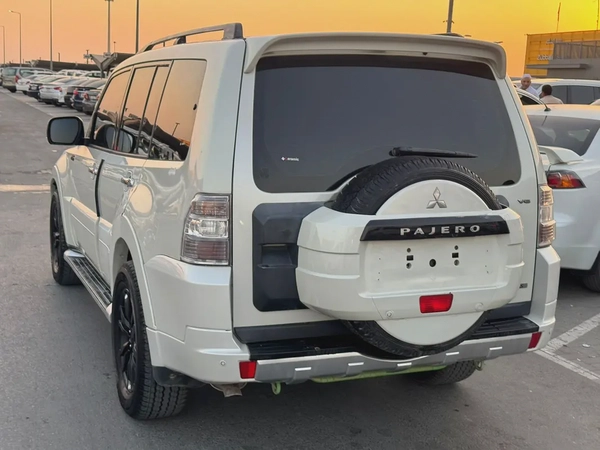 Mitsubshi pajero 2010 whitecooor fullopshin calen car