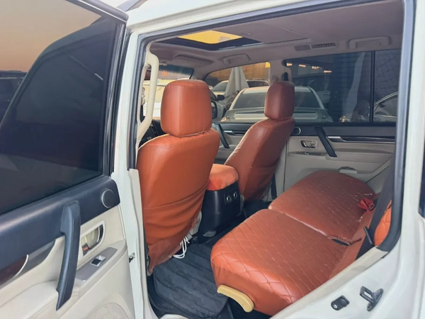 Mitsubshi pajero 2010 whitecooor fullopshin calen car