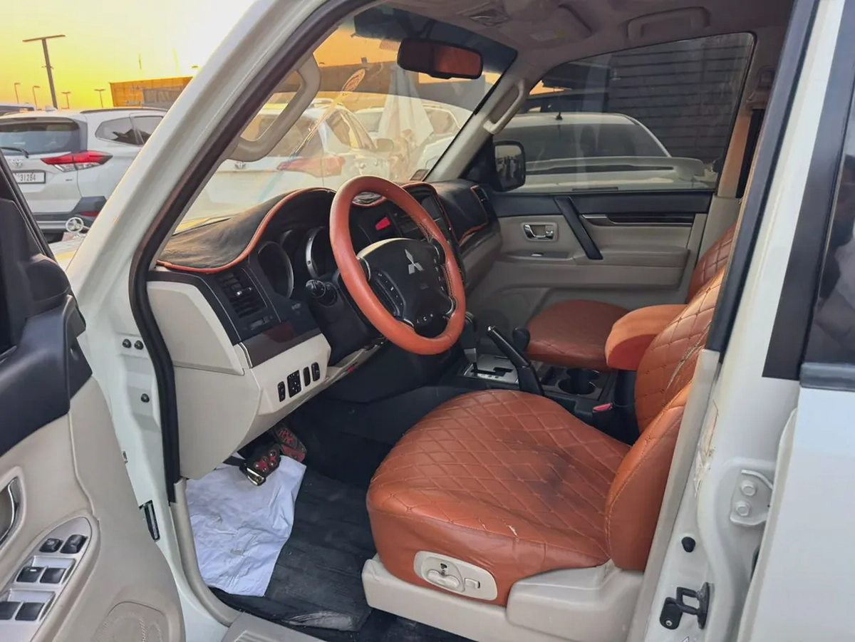 Mitsubshi pajero 2010 whitecooor fullopshin calen car-11-11