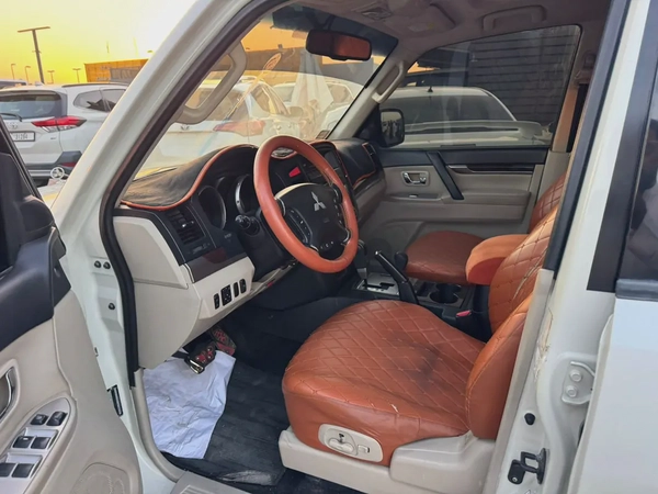 Mitsubshi pajero 2010 whitecooor fullopshin calen car