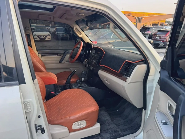 Mitsubshi pajero 2010 whitecooor fullopshin calen car