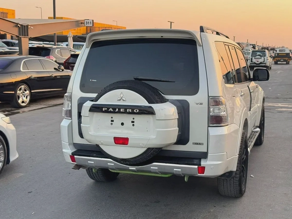 Mitsubshi pajero 2010 whitecooor fullopshin calen car