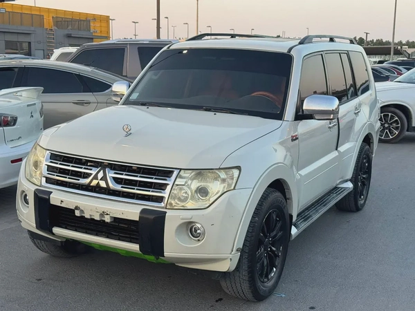 Mitsubshi pajero 2010 whitecooor fullopshin calen car