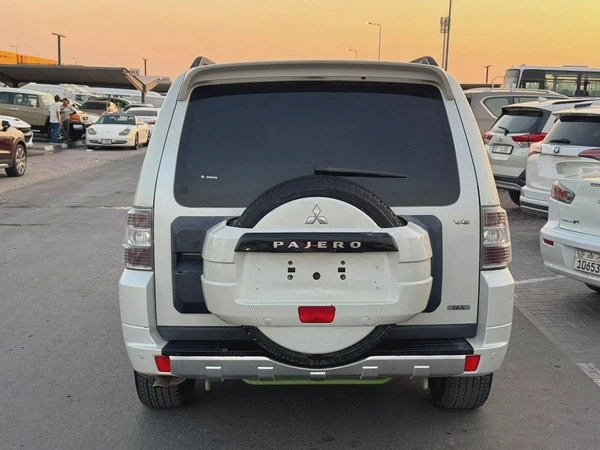 Mitsubshi pajero 2010 whitecooor fullopshin calen car