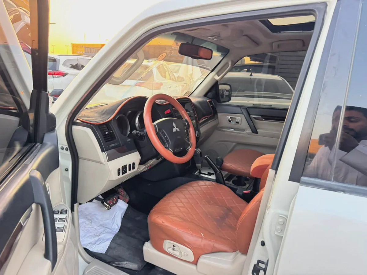 Mitsubshi pajero 2010 whitecooor fullopshin calen car-7-7