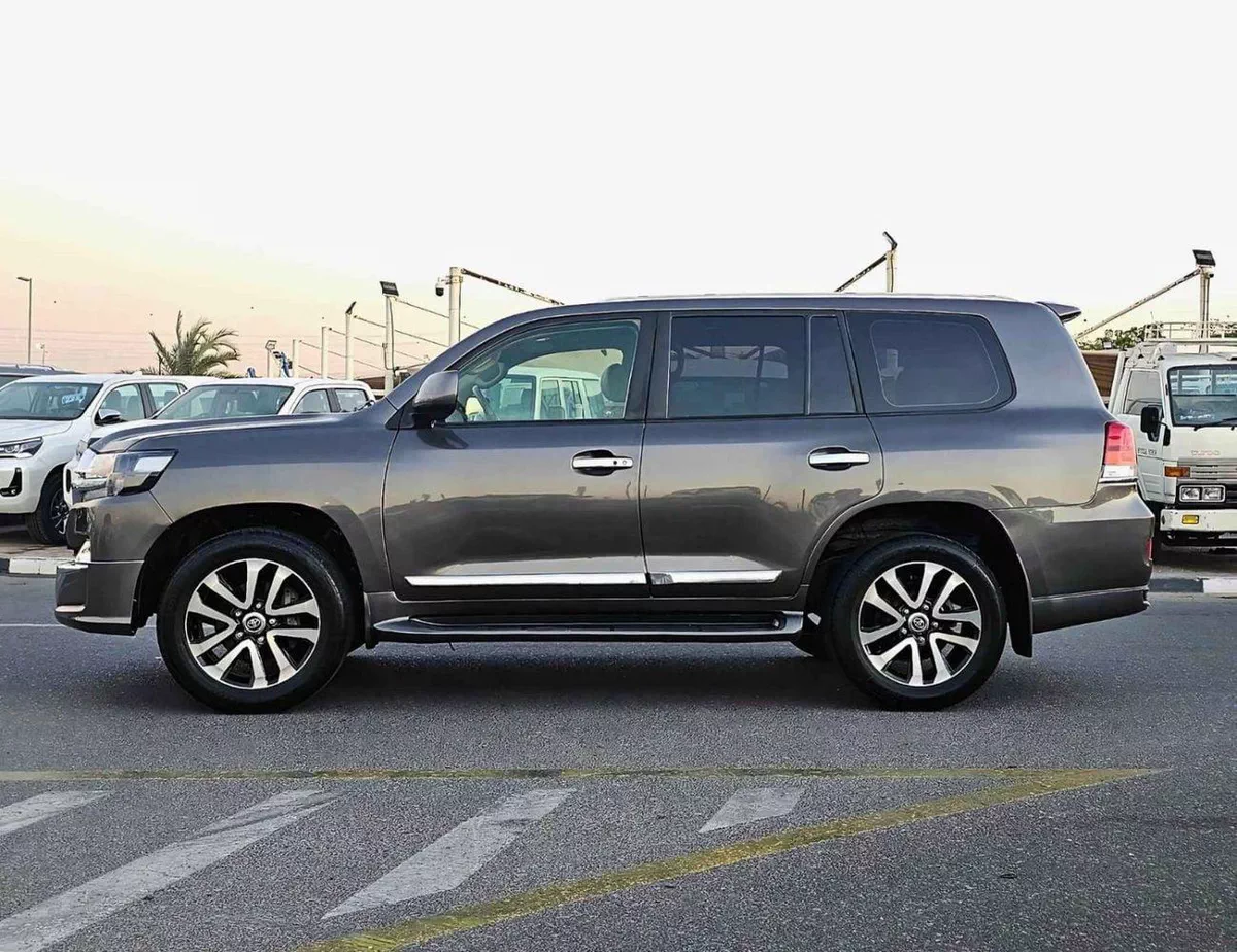 Toyota Land Cruiser GXR LANCDCRUISER 5.7 BIG ENGINE/  SHAPE 2021/ FULL OPTION / EXPORT ONLY / LOT#46060-2-0