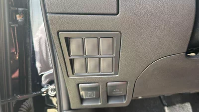 Toyota Hilux SGLX Hilux full option  petrol 2.7L  V4  black colour-9