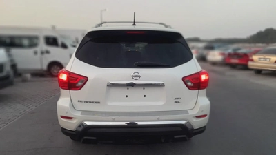 Nissan Pathfinder SV 2017 GCC Specs - Family SUV in Excellent Condition-8
