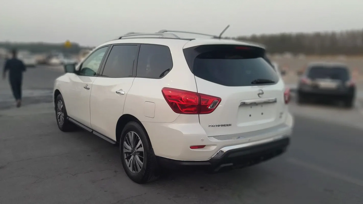 Nissan Pathfinder SV 2017 GCC Specs - Family SUV in Excellent Condition-9-9