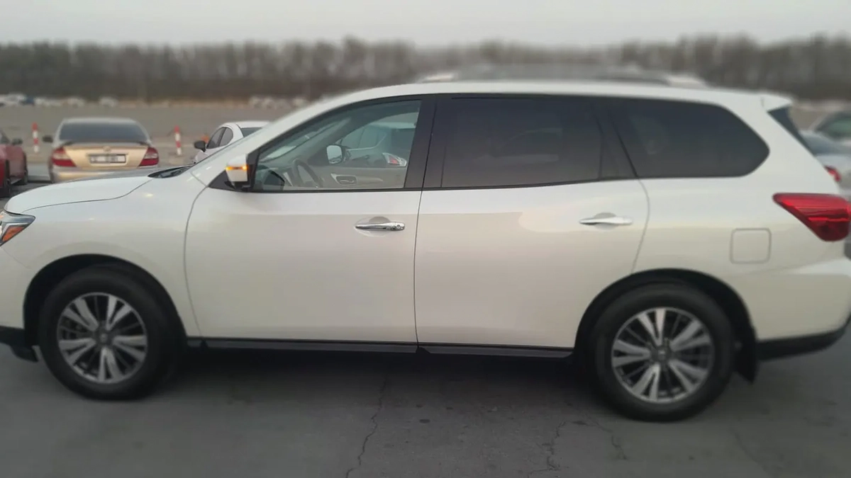 Nissan Pathfinder SV 2017 GCC Specs - Family SUV in Excellent Condition-1-1