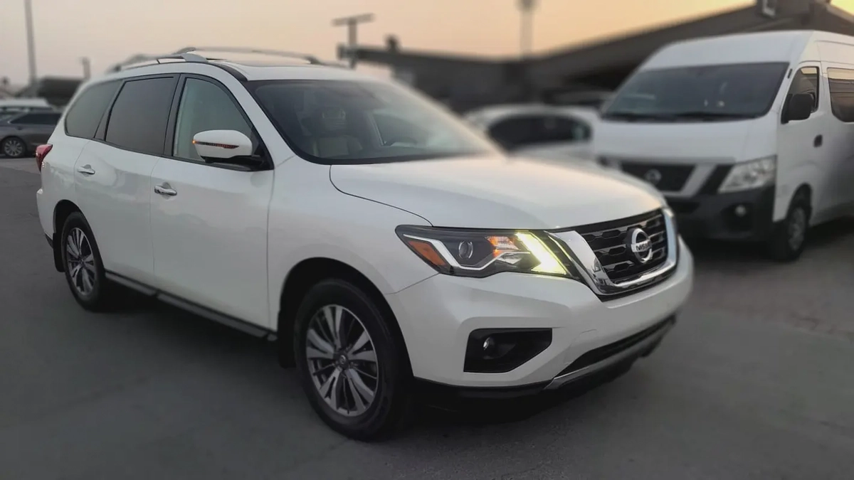 Nissan Pathfinder SV 2017 GCC Specs - Family SUV in Excellent Condition-6-6
