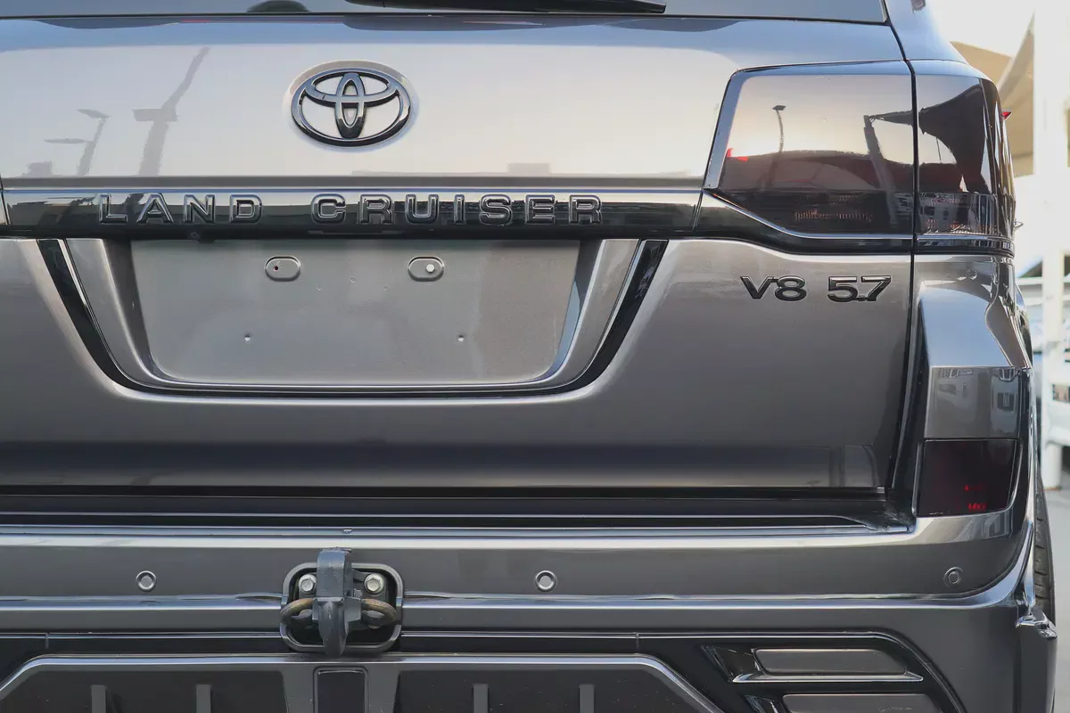 Toyota Land Cruiser VXR 2018 5.7 GCC Specs-6-6