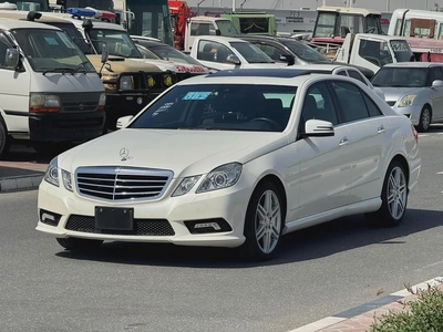 Mercedes-Benz E550 V8 Neat and Clean car ready to Drive-1