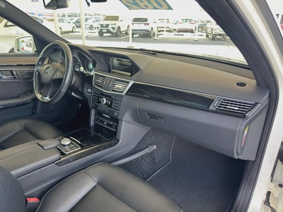 Mercedes-Benz E550 V8 Neat and Clean car ready to Drive-9