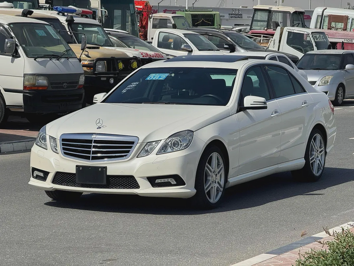 Mercedes-Benz E550 V8 Neat and Clean car ready to Drive-1-1