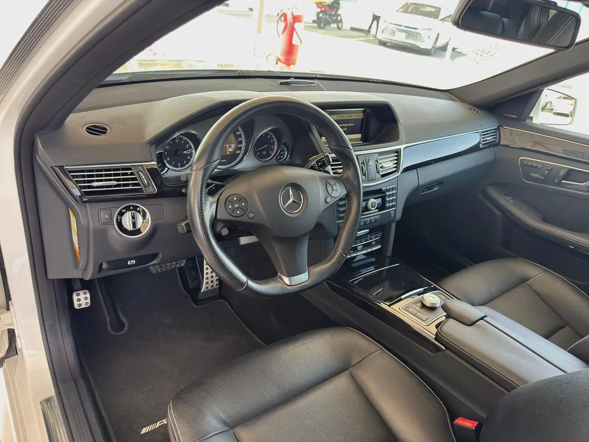 Mercedes-Benz E550 V8 Neat and Clean car ready to Drive-6-6