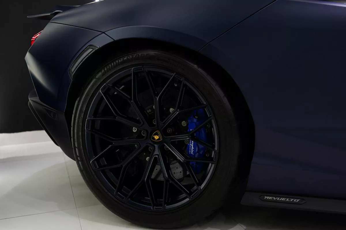 Lamborghini Revuelto-1-1