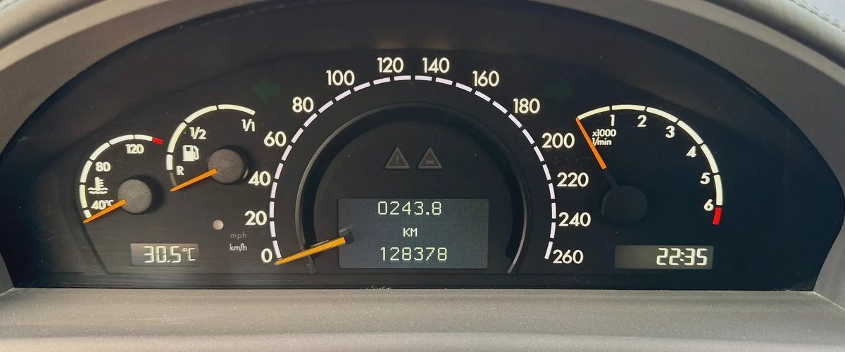 Mercedes-Benz CL 500, 2004, AUCTION GRADE 4/B Japanese Specs-15-15