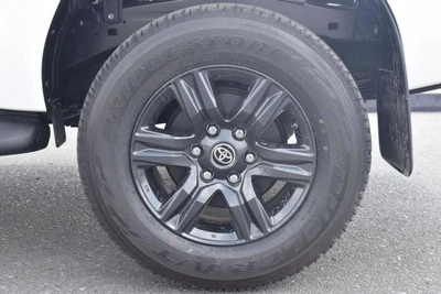 Toyota Hilux 2.7L A/T petrol MY2025 for export only-7