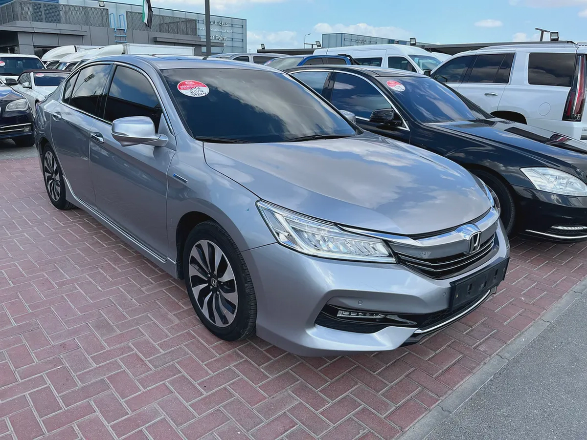 Honda Accord Clarity Hybrid-2-2