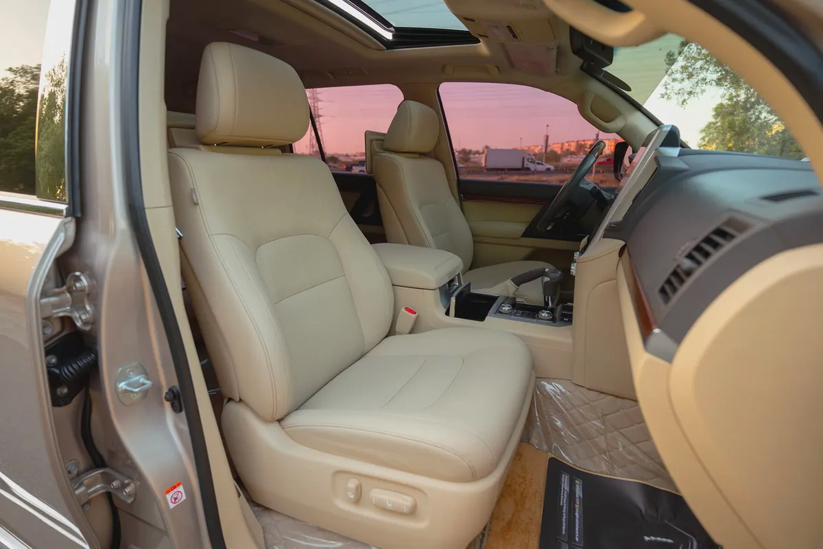 Land Cruiser GXR | Platinum Edition | GCC Specs | REF #T38206-10-10